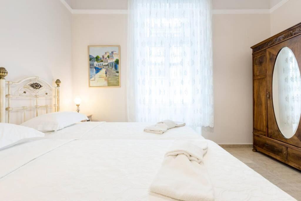 Neoclassical apartment with 2 bedrooms in Piraeus Buitenkant foto