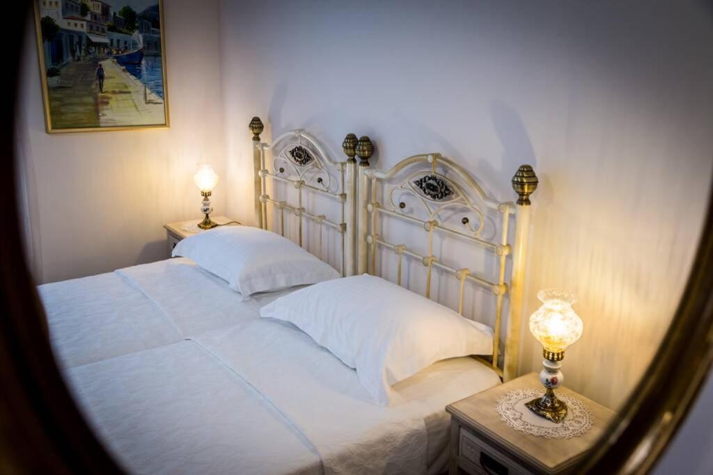 Neoclassical apartment with 2 bedrooms in Piraeus Buitenkant foto