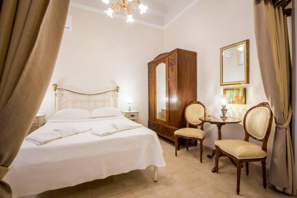 Neoclassical apartment with 2 bedrooms in Piraeus Buitenkant foto