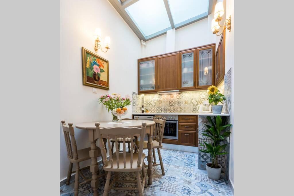 Neoclassical apartment with 2 bedrooms in Piraeus Buitenkant foto