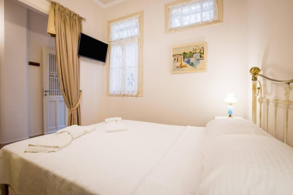 Neoclassical apartment with 2 bedrooms in Piraeus Buitenkant foto