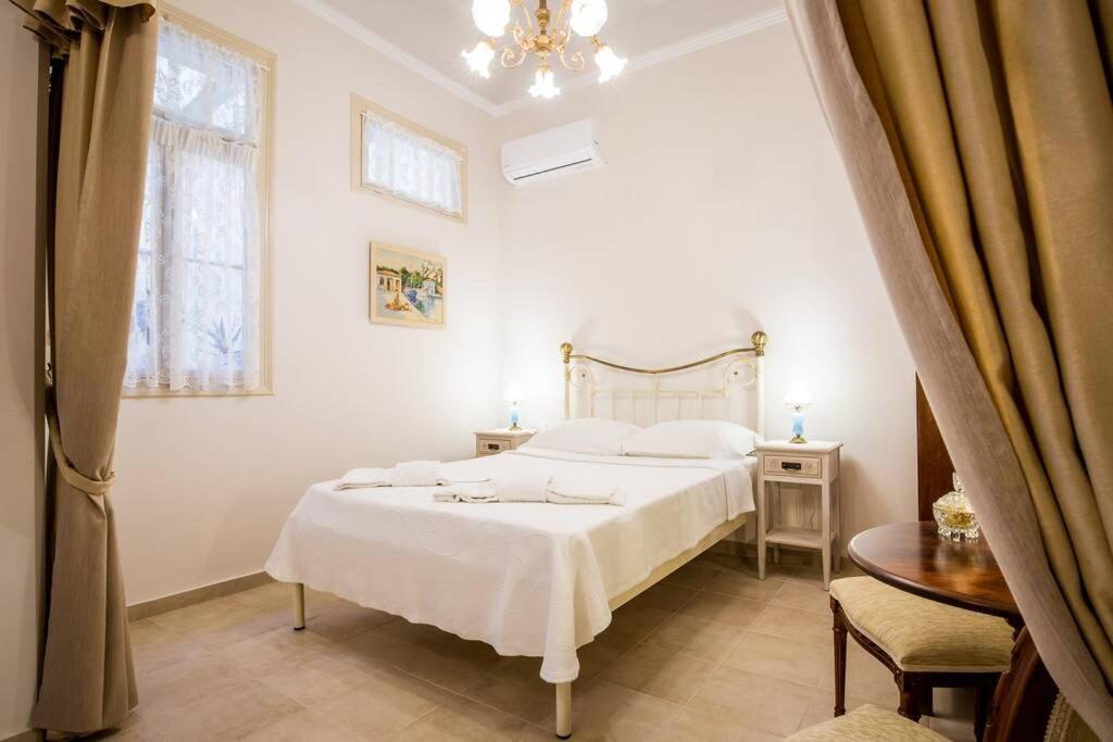 Neoclassical apartment with 2 bedrooms in Piraeus Buitenkant foto