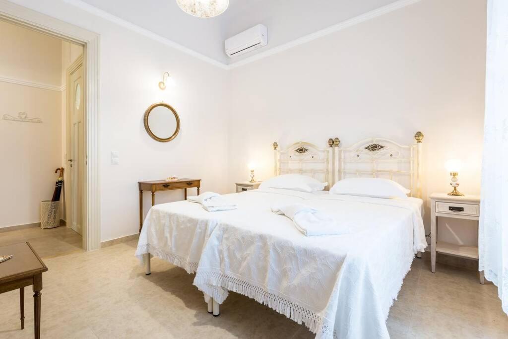 Neoclassical apartment with 2 bedrooms in Piraeus Buitenkant foto