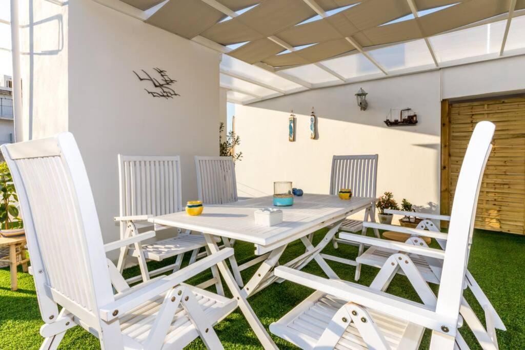 Neoclassical apartment with 2 bedrooms in Piraeus Buitenkant foto
