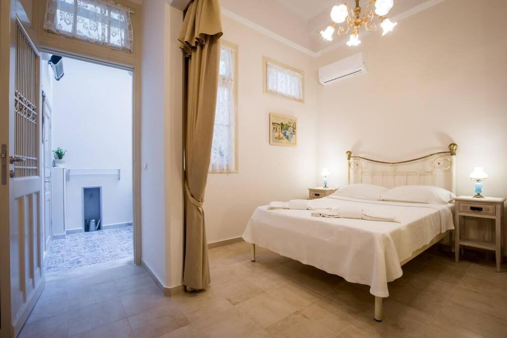 Neoclassical apartment with 2 bedrooms in Piraeus Buitenkant foto