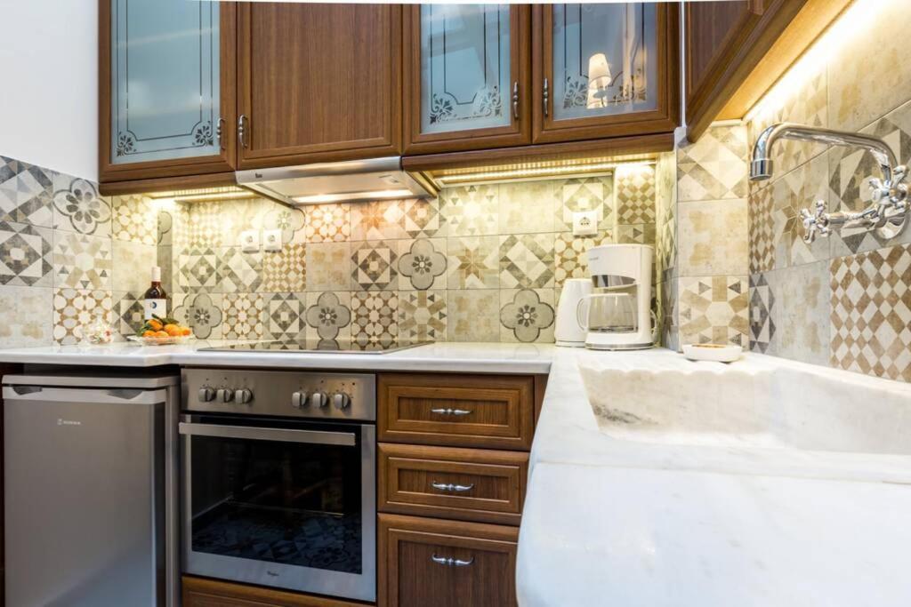 Neoclassical apartment with 2 bedrooms in Piraeus Buitenkant foto