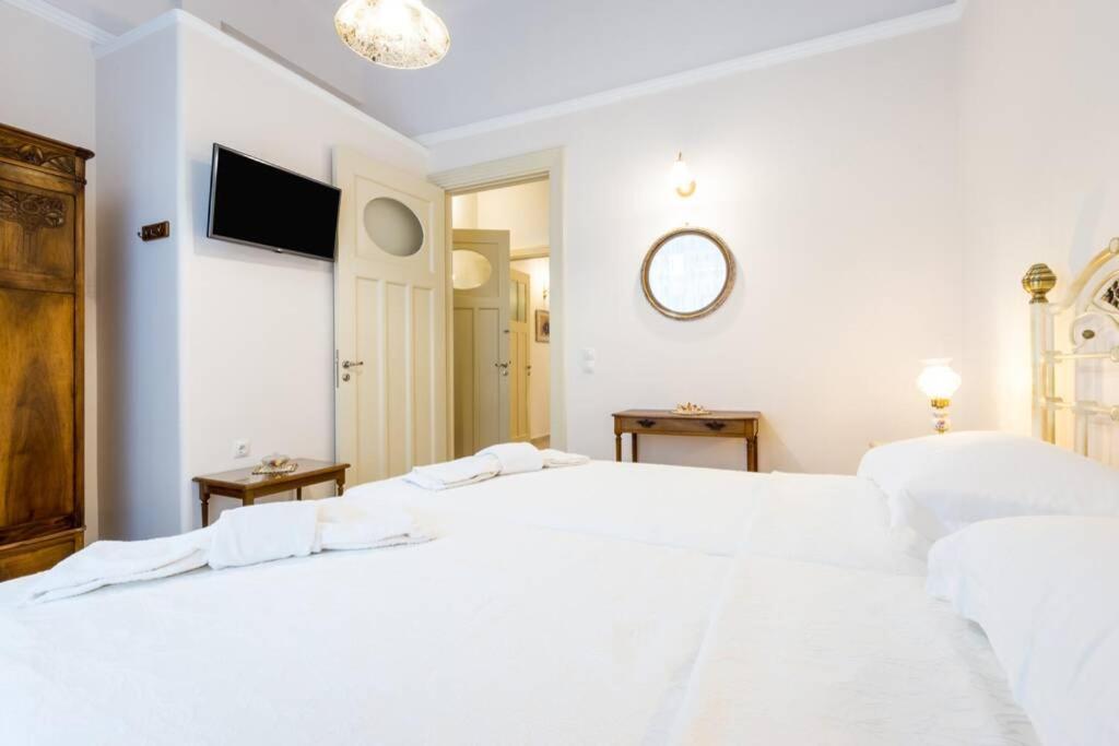 Neoclassical apartment with 2 bedrooms in Piraeus Buitenkant foto