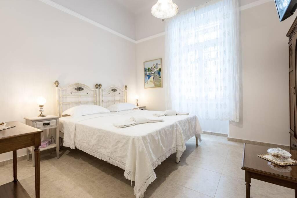 Neoclassical apartment with 2 bedrooms in Piraeus Buitenkant foto