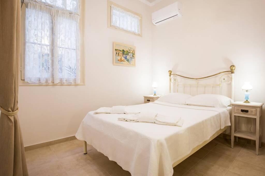 Neoclassical apartment with 2 bedrooms in Piraeus Buitenkant foto