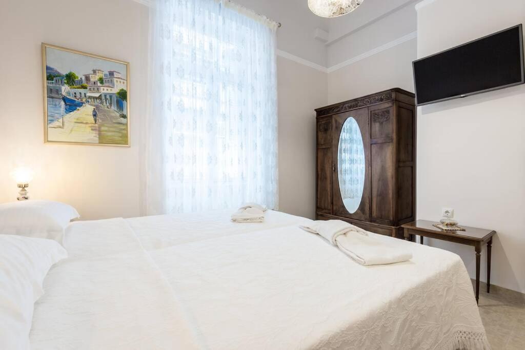 Neoclassical apartment with 2 bedrooms in Piraeus Buitenkant foto