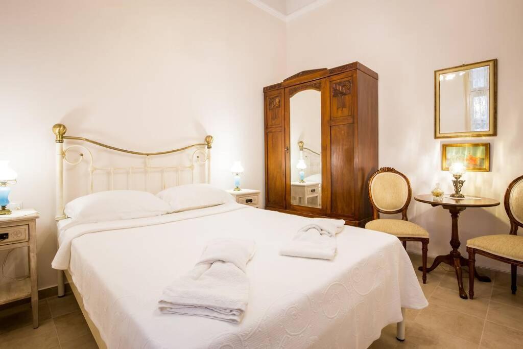 Neoclassical apartment with 2 bedrooms in Piraeus Buitenkant foto