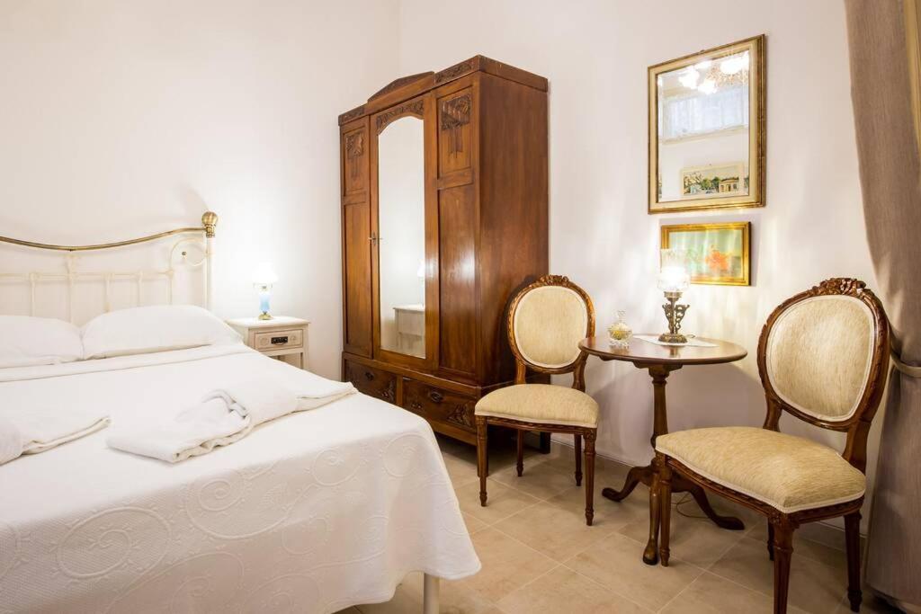 Neoclassical apartment with 2 bedrooms in Piraeus Buitenkant foto