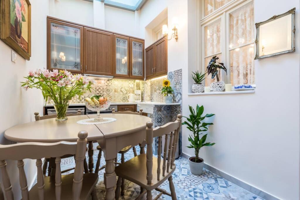 Neoclassical apartment with 2 bedrooms in Piraeus Buitenkant foto