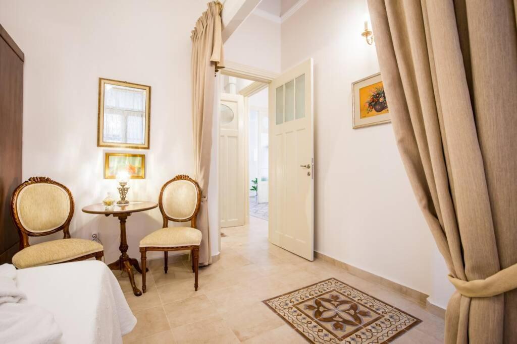 Neoclassical apartment with 2 bedrooms in Piraeus Buitenkant foto