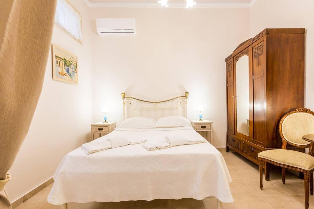 Neoclassical apartment with 2 bedrooms in Piraeus Buitenkant foto