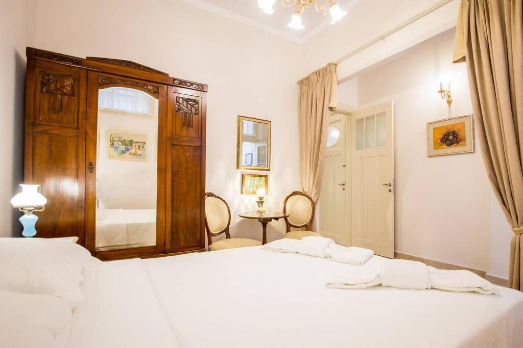 Neoclassical apartment with 2 bedrooms in Piraeus Buitenkant foto